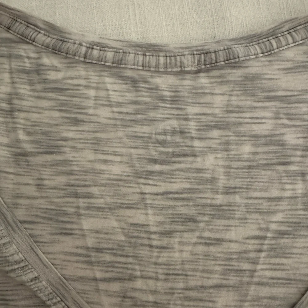 lululemon athletica Heathered Gray Short Sleeve Tee - Picture 4 of 4